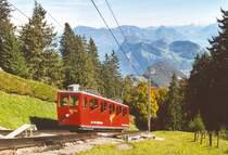 Triebwagen der Pilatusbahn verl�sst am 9. Oktober 2005 die Mittelstation �msigen, wo nur Betriebshalte stattfinden, talw�rts. Er befindet sich hier gerade auf der Schiebeweiche. Im Hintergrund das Panorama auf B�rgenstock und Rigi.