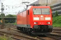 185 183-1 DB kommt von einer Schubhilfe aus Richtung Gemmenicher Tunnel zur�ck nach Aachen-West in der Abendstimmung am 18.7.2012.