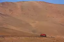 Peru : SPCC (Ilo-Toquepala) No. 32 (EMD GP40-2) f�hrt zusammen mit No. 61 (EMD SD70) einen Zug mit Versorgungsg�tern f�r die Minen in �ber 3000m H�he sowie leeren Erzwagen bergw�rts // 29.08.2011

