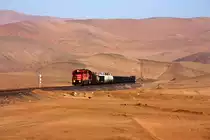 Peru : SPCC (Ilo-Toquepala) No. 32 (EMD GP40-2) f�hrt zusammen mit No. 61 (EMD SD70) einen Zug mit Versorgungsg�tern f�r die Minen in �ber 3000m H�he sowie leeren Erzwagen bergw�rts // 29.08.2011

