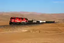 Peru : SPCC (Ilo-Toquepala) No. 32 (EMD GP40-2) f�hrt zusammen mit No. 61 (EMD SD70) einen Zug mit Versorgungsg�tern f�r die Minen in �ber 3000m H�he sowie leeren Erzwagen bergw�rts // 29.08.2011

