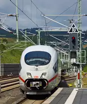 Ein ICE 3 (zwei gekuppelte Triebz�ge) kommt am 18.07.2012 von K�ln und f�hrt in den ICE Bahnhof Montabaur ein.