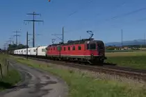 Re 6/6 11610 und Re 4/4 III 11363 ziehen am 22.6.12 einen G�terzug von Nyon Richtung Gland.