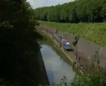 Ein Z 27500 der SNCF als RE 30305, Metz Ville - Strasbourg, f�hrt zwischen Reding & Arzviller (kein Halt) am Rhein-Marne-Kanal entlang und wird bald den n�chsten Halt Lutzelbourg erreichen. 18.07.2012