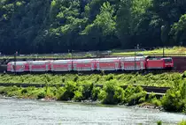 146 003-9 Regio mit Dostos am Rheinufer in Richtung K�ln kurz hinter Remagen - 26.06.2012