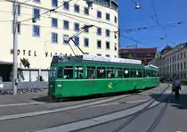 Wegen einer Fahrleitungsst�rung wurden die Trams der Linie 15 ausnahmsweise via BLT Strecke-Basel Bahnhof SBB umgeleitet. Im Bild ist der Be 4/4 464 mit dem B4S 1475, 17.07.2012. (Handyfoto)