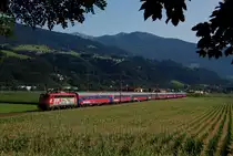 Sch�nwetter und ein Sonderzug ;-) - 110.491  Ferrero  bringt den Sonderzug 18551 von Innsbruck nach M�nchen. Vomp, 18. Juli 2012.