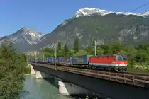 1144 024 schiebt einen LKW-Walter-KLV zum Brenner bei der �berquerung des Inns in Brixlegg am 19.05.2012.