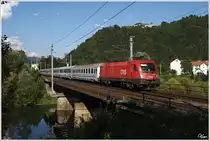 An der Burg Oberkapfenberg vorbei, f�hrt 1116 074 mit EC 103  Polonia  (Warschau - Villach) 
Kapfenberg  11.09.2011