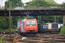482 005-6 von der SBB Cargo kommt aus Richtung K�ln mit einem Containerzug aus Italien und f�hrt in Aachen-West ein in der Abendstimmung am 18.7.2012.