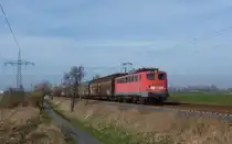 140 537-2 fuhr am 27.03.2012 mit einem G�terzug von Emden nach Osnabr�ck, hier s�dlich von Leer.