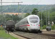 Ein ICE-T auf der Fahrt nach M�nchen Hbf durchf�hrt am 18. Juli 2012 den Bahnhof Kronach.