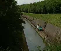 Die Fret BB 37000 zieht ihren G�terzug, zwischen Reding & Arzviller, am Rhein-Marne-Kanal entlang Richtung Saverne. 18.07.2012