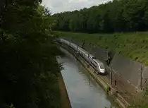 Ein TGV POS f�hrt am Rhein-Marne-Kanal, zwischen Reding & Arzviller, seinem n�chsten Halt Strasbourg entgegen. 18.07.2012