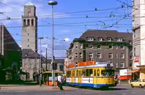 Essen Tw 1623 hat auf der damals noch durchgehend betriebenen Mischline 104 den Berliner Platz in M�lheim erreicht. Das Gleis links war normalspurig und diente den Duisburger Wagen zum Wenden mittels Blockumfahrung. Aufnahme vom 20.08.1988.