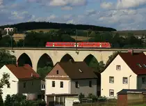 �ber den D�chern von Kotzau k�nnte man dieses Bild betiteln. Hier f�hrt ein einfacher 612 �ber den Saaleviadukt von Unterkotzau bei Hof und zeigt sich im Abendlicht des 19.07.2012