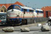 M9 und M10(NOHAB MX) der Nordjyske Jernbaner bei Rangierarbeiten im Hafen von Skagen. Das es sich vielleicht f�r die Bahngesellschaft nicht lohnt dort eine Rangierlok zu stationieren ist (mir) ja noch verst�ndlich, aber warum sich dann dieser aus 10 od. 12 Containertragwagen(je 2 20 Fuss K�hlcontainer) bestehende Zug dann mit eben diesen beiden exDSB-Veteranen in Doppeltraktion nach Frederikshavn in Marsch setzte wei� sicher nur die NJ :-) ?! Die NJ betreibt im Norden J�tlands die Strecken Frederikshavn-Skagen (40 Km, ehemals Skagenbaner), und Hj�rring-Hirtshals (17 Km, ehemals Hirtshalsbaner)mit einem (vornehmlichen) Container-Frachtaufkommen von 85000 Tonnen/Jahr.