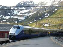 73 004 / 73 109 aus Bergen f�hrt aus dem 5311 m langen Gravhals-Tunnel kommend in Myrdal, 886 m hoch, ein.