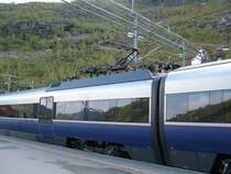 In den Scheiben des 73 109 spiegelt sich die sch�ne Gebirgslandschaft um den Bahnhof Myrdal am 14.06.2006, f�r Technik-Fans auch noch ein Blick auf den Stromabnehmer.