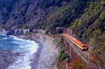 Ein ALe 801 an der ligurischen K�ste bei Framura, 11.09.1993, Zug 6213.