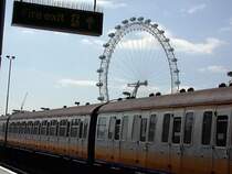 Einer der alten  Schletzt�ren  Kompositionen vor dem London Eye, dem mit 135m h�chsten Riesenrad Europas am Themseufer in London.
(13.08.2001)