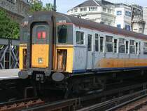 Triebzug der Southern Region mit den von aussen zu �ffnenden  Schletzt�ren  in London Charring Cross (13.08.2001)