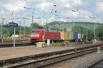 Die Elektrolok 152 169-9 durchf�hrt auf Gleis 7 den Hbf. Heilbronn mit einem langen Containerzug. Im Hintergrund das Wahrzeichen von Heilbronn, der Wartberg mit seinen Weinbergen