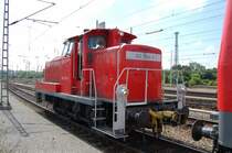 Rangierlok 362 924-3 hat am 28.6.2006 auf Gleis 1 im Hbf. Heilbronn eine Regionalbahn nach Neckarelz (mit BR 143) bereitgestellt und verl�sst den Bahnhof.