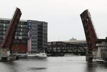 21.7.2012 Milwaukee, WI. Die hochgeklappte Straenbrcke gibt den Blick auf eine Eisenbahn-Drehbrcke von 1904 frei.