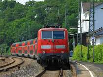 Der Rhein Sieg Express RE9 geschoben von 111 014-7 von Siegen nach Aachen am 17.07.2012 auf der KBS 480 beim Halt in Eschweiler.
