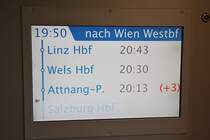 Die Rckfahrt von Salzburg nach Wien Htteldorf wurde dann in einem neuem Westbahn KISS bestritten. Im Gegensatz zu der ernchternden Railjet Fahrt hinwrts war diese Fahrt ein wahrer Genuss! Die KISS Triebzge der Westbahn sind sehr schn gestaltet und bequem bei gutem Service und gnstigen Fahrpreisen. Dazu aber in der nchsten Bilderserie mit kleinem Rundgang mehr. Das Bild zeigt eines der vielen Infodisplays aus den Einstiegsbereichen des Westbahn KISS. Aufgenommen am 05.07.2012.