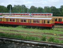Der S-Bahnmittelwagen 276 032,am 12.Mai 2012,im S-Bahnbw Berlin Friedrichsfelde.Um Aufnahme vom Bw Friedrichsfelde zumachen ohne das Bw nicht zubetreten zumssen,lassen sich die Aufnahmen am Besten vom Eingang zum Bw oder von einer Bschung aus.Bei Aufnahmen von der Bschung aus mt Ihr Euch zuvor durch dichtes Gestrpp kmpfen.