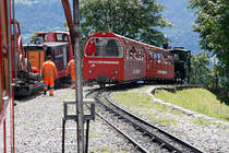 In Planalp kommt uns ein Dampfzug 3. Generation entgegen, der seine Passagiere aufs Rothorn bringen wird. Der Bauzug wird vor uns die Talfahrt antreten. 16. Juli 2012, 13:25