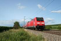 146 228-2 ist seit langem mal wieder mit einer RB nach Neuenburg (am Rhein) unterwegs. Die Lok fiehl lange Zeit wegen kaputter Schwingungsdmpfer auf der Rheintalbahn aus und war wegen der geringen Hchstgeschwindikeit von 120 km/h oft im Hllental eingesetzt. Das Bild entstand am 14.07.12 bei Hgelheim. 