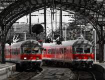 Selten ist mittlerweile die Begegnung von zwei Karlsruher Steuerwagen zu beobachten, die Dank eines verspteten ICE und dem damit blockierten Gleis am Klner Hbf doch noch mglich wurde. Hier fhrt der RE8 Verstrker nach Kaldenkirchen ein, whrend der RB35 Verstrker nach Wesel gerade den Klner Hbf verlsst. Juni 2012