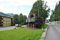 Hier wurde 1161 017-7 in Bischofshofen auf einem Denkmalsockel abgestellt. Schade das sie dort ein bisschen runtergekommen ist. Scheiben sind auch Teilweise kaputt. Aufgenommen am  10.07.2012.