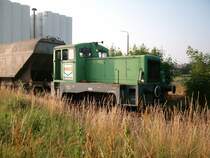 Am 4.7.2012 rangiert die V22 der RWZ Raiffeisen in Ebeleben Getreidewagen.