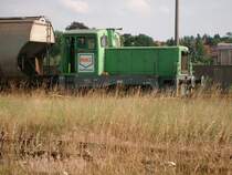 Die V22 der RWZ Raiffeisen in Ebeleben rangiert Getreidewagen zum bergabegleis.Aufgenommen am 4.7.2012