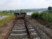PRELLBOCK am Wasser;
im Hafengebiet von Ennsdorf; 120704