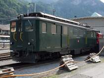Gepcktriebwagen Deh 4/6 914 von SBB Historic, aufgenommen am 23.6.2012 im Depot Meiringen.
Das war ein Wiedersehen in Meiringen nach ber 30 Jahren (vergleiche http://www.bahnbilder.de/name/einzelbild/number/516877/kategorie/schweiz~triebzuege~sonstige.html).
Der SBB-CFF-Schriftzug scheint von einer Seite zur anderen gewandert zu sein.