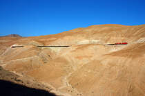 Mehr Peru : SPCC (Ilo-Toquepala) oberer Streckenteil in ca. 3000m Seehhe :
No. 32 (EMD GP40-2) fhrt zusammen mit No. 61 (EMD SD70) einen Zug mit Versorgungsgtern fr die Minen sowie leeren Erzwagen bergwrts // 29.08.2011