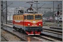 Bei str�mendem Regen setzt 461-036 in Bar an den Regio nach Podgorica. (24.07.2012)