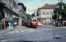 Wien Wiener Stadtwerke-Verkehsrbetriebe (WVB) SL 10 (E 4437 (Lohnerwerke 1963)) XIV, Penzing, Breitensee, Hütteldorfer Straße / Breitenseer Straße im Juli 1977. - Scan eines Diapositivs. Kamera: Leica CL.