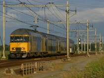 Doppelstockgarnitur durchfahrt Keverdijksepolder richtung Almere CS als Ingtercity am Abend des 18.6.12