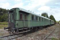 Der C4i-30  73 233 Tri  ist ein Eilzugwagen der genieteten Bauart. Am 29.07.12 wurde er im Bahnhof Seebrugg gesichtet.