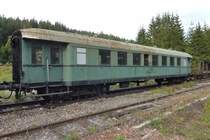 In einem sehr desolaten Zustand steht der  73 694  in Seebrugg. Sein Innenraum wirbt f�r den Keramikwaren-Hersteller Villeroy & Boch, was wohl noch aus der Einsatzzeit im Nahverkehr stammt.