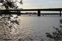 Die leichte Abendsonne spiegelt sich im Lilla V�rtan, w�hrend ein Zug der Liding�banan die Liding�bron �berquert. Liding�/Torsvik, 25.7.12