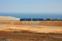 PeruRail - Der Zug, gef�hrt von EMD G26C #752 & #756, mit leeren Tankwaggons f�r Mineral�lprodukte verl�sst das Gleisdreieck oberhalb von Matarani, und bef�hrt jetzt die  Strecke nach Mollendo, wo die Verladeanlage ist. 30.08.2011