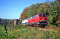 216 032 und 221 115 passieren das ehemalige Stellwerk am Abzweig Anger, 01.11.1984.