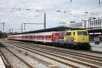 Mein erstes Foto der neuesten 111er Werbemaschine: 111 024  ADAC  hier in M�nchen Ost Richtung Salzburg Hbf am 08.07.2012